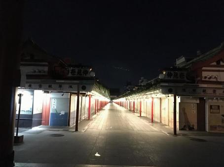 深夜の浅草仲見世通り 深夜の浅草仲見世通りの写真