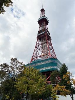 曇空10月初旬のさっぽろテレビ塔 札幌,北海道,テレビ塔の写真素材