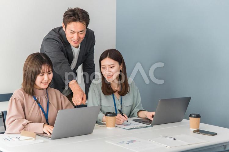 オフィスで部下と話す上司のビジネスマン プロジェクト,会議,ビジネスの写真素材