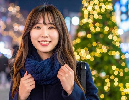 クリスマスツリーと紺のコートの彼女 クリスマスツリーと紺のコートの彼女の写真