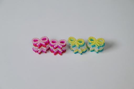 カラフルなビーズで作られたリボンモチーフ ビーズ,アクセサリー,リボンの写真素材