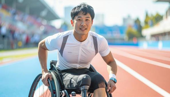 陸上トラックと車椅子の男性アスリート 陸上トラックと車椅子の男性アスリートの写真