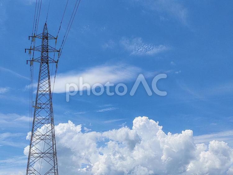 青空と送電塔の文字入れ背景素材 暮らし,ライフスタイル,送電塔の写真素材