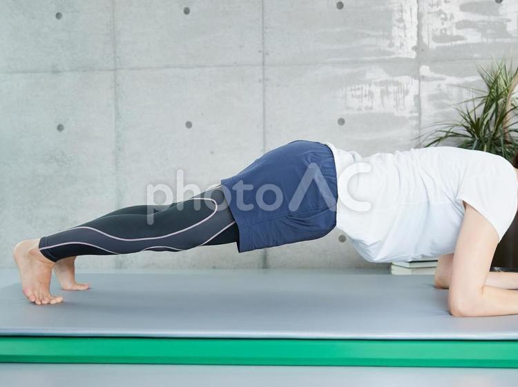 自宅でプランクのトレーニングをする女性 プランク,トレーニング,女性の写真素材