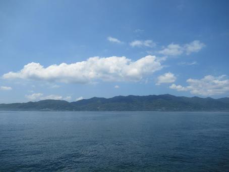 沼島から見た淡路島 沼島から見た淡路島の写真