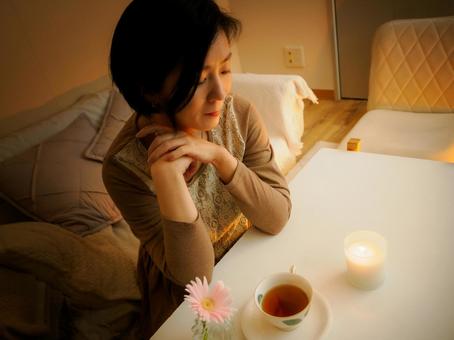 36:キャンドルを眺めてお茶を楽しむ女性 36:キャンドルを眺めてお茶を楽しむ女性 キャンドル,お茶,リラックスの写真素材