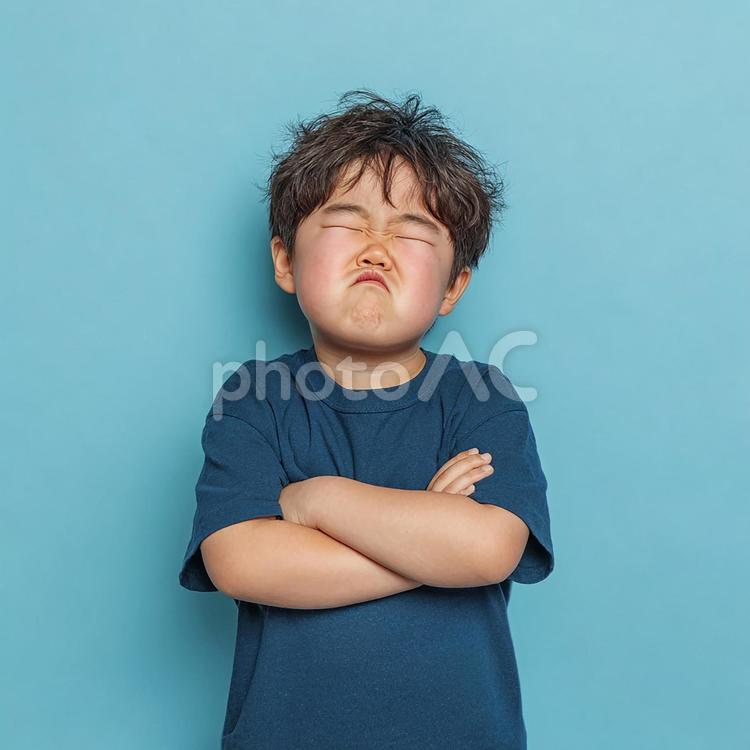 腕組みで自分の気持ちを示す幼い男の子 男の子,子供,小学生の写真素材