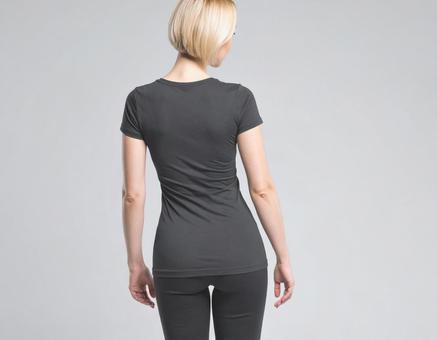 黒い部屋着の女性の写真