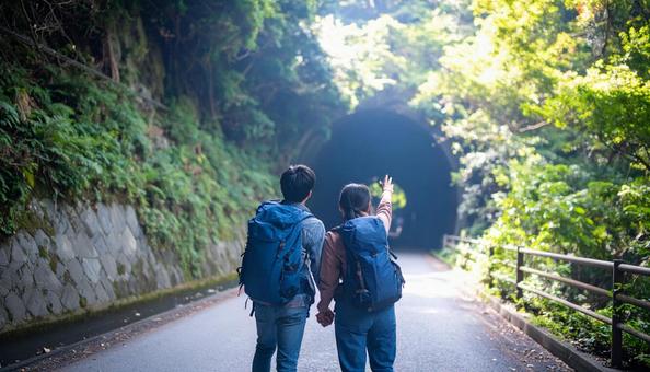 旅行先で記念撮影するカップル 旅行先で記念撮影するカップルの写真