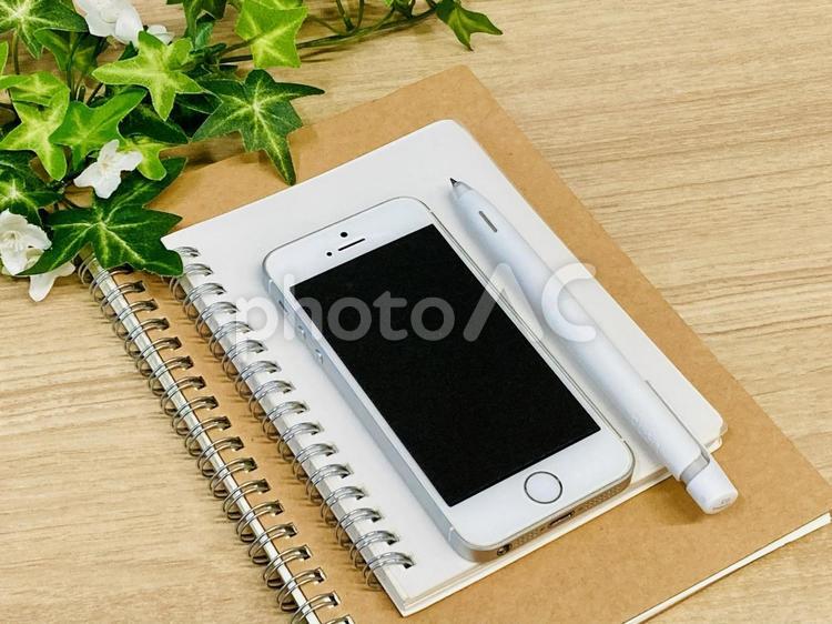 スマホとノート スマホ,スマートフォン,スマホ画面の写真素材