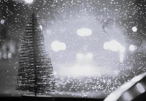 車内のツリー（白黒） クリスマス,車内,クリスマスツリーの写真素材