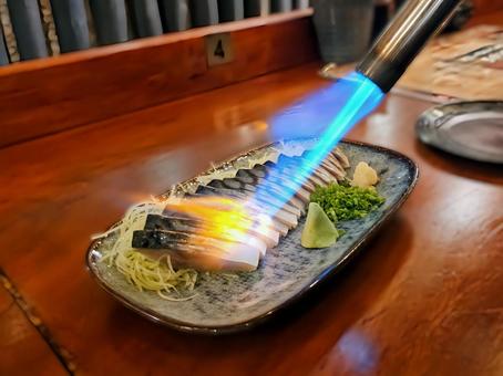 居酒屋の店員があぶってくれるシメサバ しめ鯖,シメサバ,炙りの写真素材
