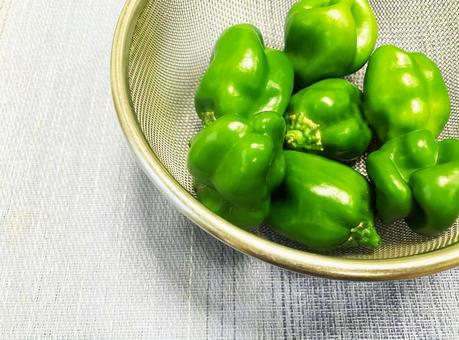 ざるに入ったピーマン ざるに入ったピーマン ピーマン,野菜,夏野菜の写真素材