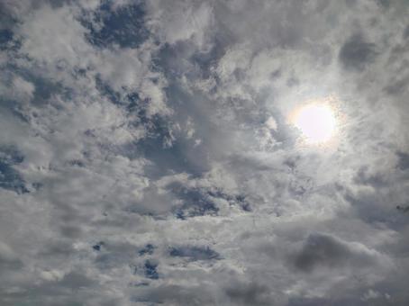 曇天と太陽 曇天と太陽の写真
