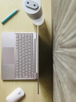 壁に向かってリモートワーク ビジネス,リモートワーク,パソコンの写真素材