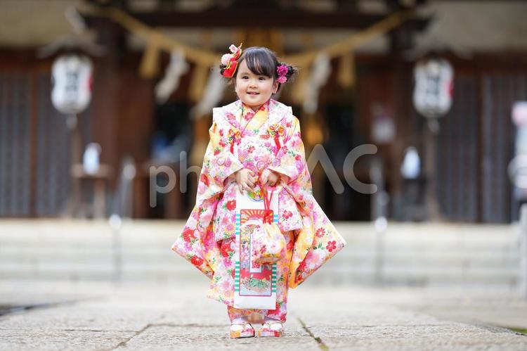 千歳飴を持つ女の子 七五三,お参り,七五三参りの写真素材