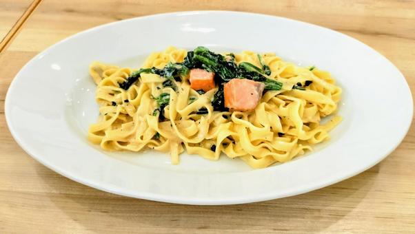 サーモンとほうれん草のクリームパスタ サーモンとほうれん草のクリームパスタ パスタ,クリームパスタ,クリームの写真素材