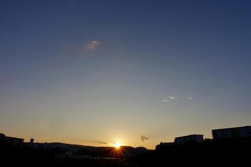 住宅街の夜明け~夏~308 住宅街の夜明け~夏~308 朝日,日の出,早朝の写真素材