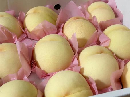 夏の果物と言えば白桃♪甘くて瑞々しい(横 夏の果物と言えば白桃♪甘くて瑞々しい(横 桃,白桃,甘いの写真素材