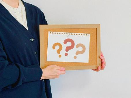 はてなマークが書かれたボードを持つ女性 はてなマークが書かれたボードを持つ女性 わからない,クエスチョン,疑問の写真素材