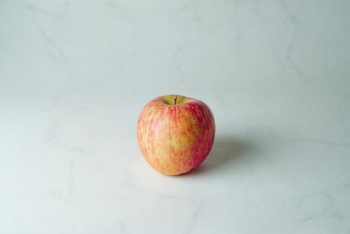 白背景のひとつのリンゴ りんご,果物,リンゴの写真素材