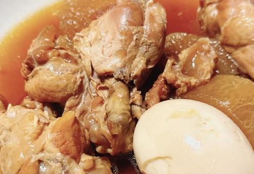 鶏肉と煮卵 鶏肉と煮卵の写真