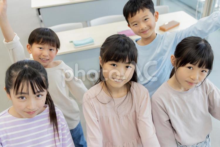 小学生　仲良し　仲間　 小学生,塾,女性の写真素材