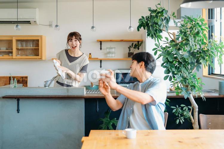 家でくつろぐ仲の良い夫婦（スマホ） スマホ,アプリ,夫婦の写真素材