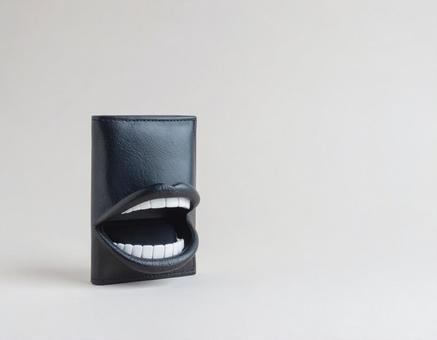 黒い皮財部、口と歯のデザインの写真