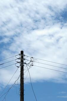 古びた電柱と6月下旬の夏空 電柱,電信柱,古いの写真素材