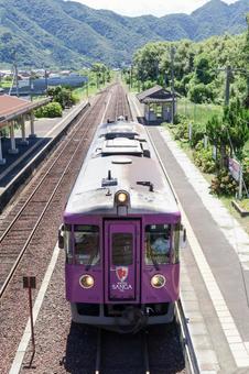 丹後由良駅に入線する丹鉄サンガ列車　夏 丹鉄,サンガ列車,夏休みの写真素材