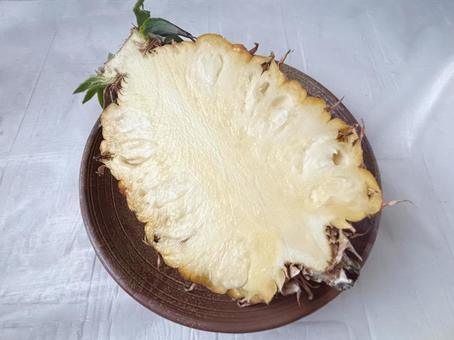 食べ頃の完熟パイナップルをカットした(横 食べ頃の完熟パイナップルをカットした(横 パイナップル,果物,南国の写真素材