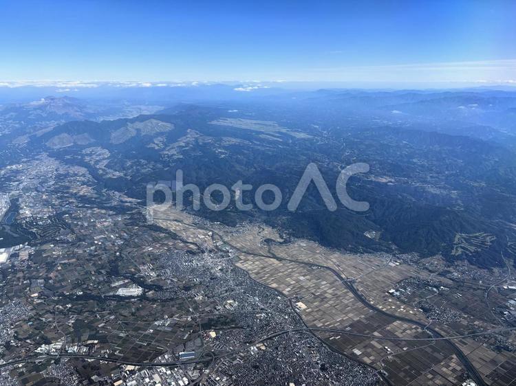 上空から見た日本の田園と山々の絶景を空撮 空撮,俯瞰,鳥瞰図の写真素材