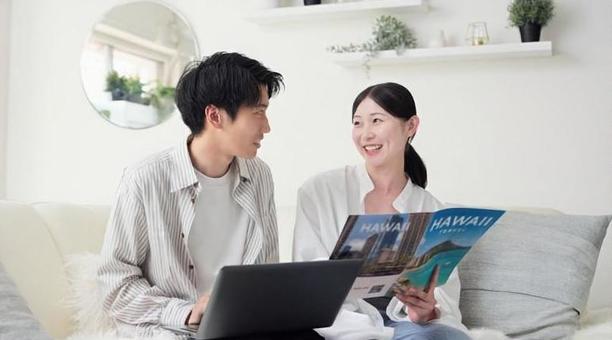 旅行プランを話し合うアジア人カップル 旅行プランを話し合うアジア人カップル 旅行,カップル,女性の写真素材