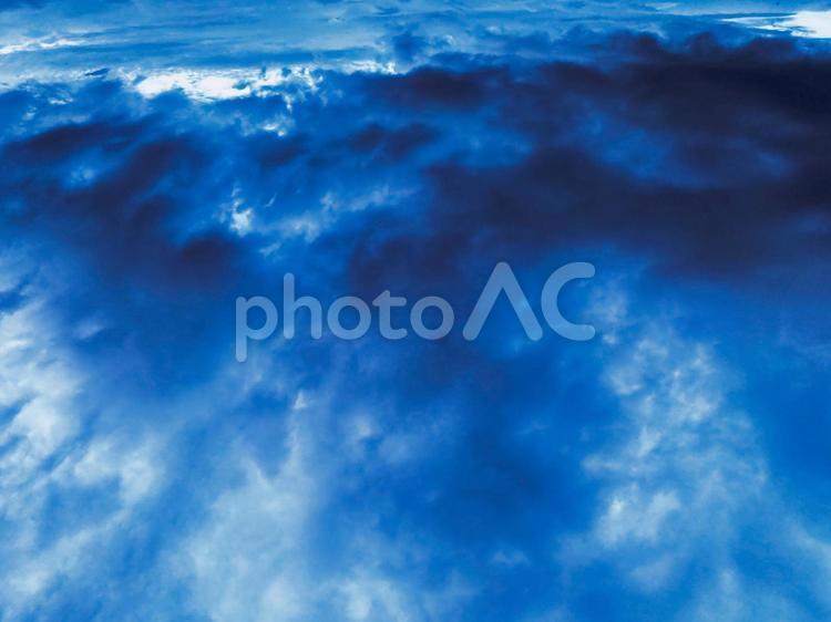深い青色の雲 青,空画像,空背景の写真素材