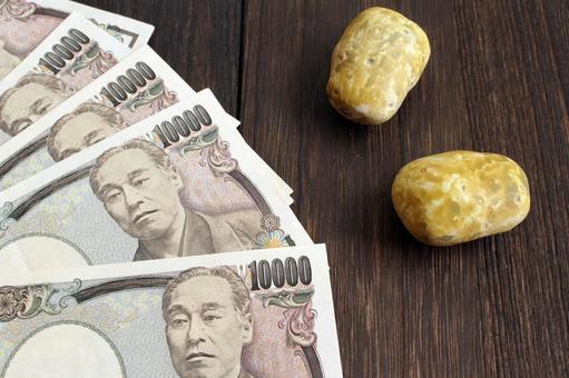 じゃがいもと千円札の並び じゃがいもと千円札の並び じゃがいも,千円札,紙幣の写真素材