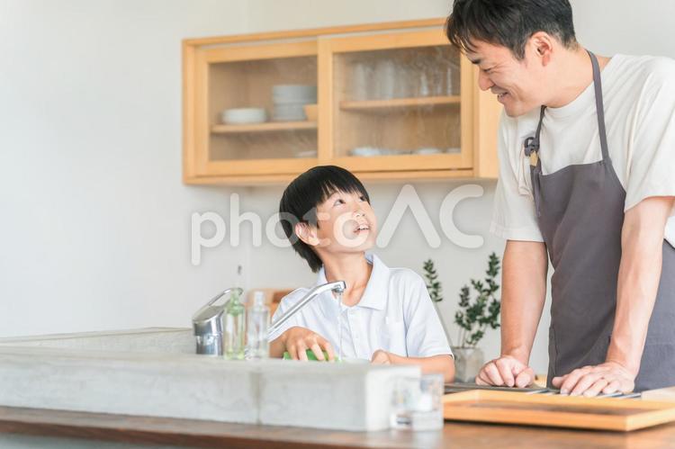 パパ・父親の手伝いでお皿洗いをする息子 パパ・父親の手伝いでお皿洗いをする息子 皿洗い,お手伝い,親子の写真素材