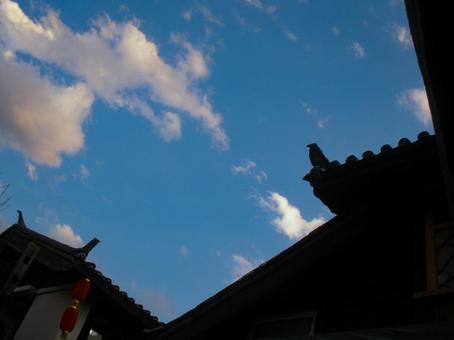 中国伝統建築の屋根と青空のコントラスト 中国伝統建築の屋根と青空のコントラスト 青空,夕方,雲の写真素材