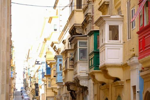 カラフルな窓が並ぶヨーロッパの街並み カラフルな窓が並ぶヨーロッパの街並み 街並み,ヨーロッパ,マルタの写真素材