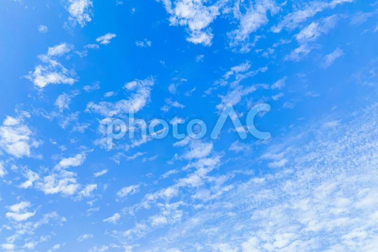 水彩画風青い空と白い雲 空,白い雲,水色の写真素材