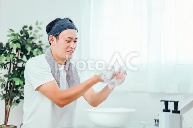 泡洗顔する男性（泡立てる・笑顔） 洗顔,泡洗顔,泡立ての写真素材