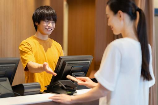 ショッピングをしてモバイル決済をする女性 モバイル決済,ショッピング,買い物の写真素材