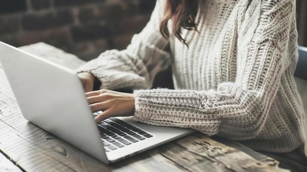 仕事をしている日本人の女性　パソコンの写真