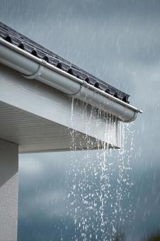 屋根から滴る雨水 屋根から滴る雨水の写真
