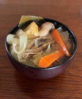 R7.07.02 Miso soup with lots of ingredients such as onions, a lot of miso soup, ingredients for miso soup, miso soup, JPG