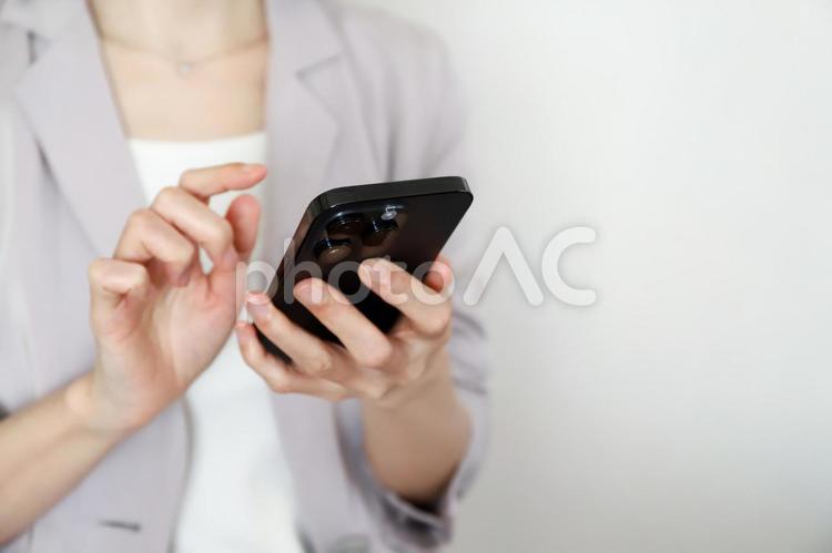 スマートフォンを使う女性　ビジネス ビジネスウーマン,キャリアウーマン,電話の写真素材