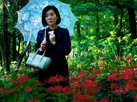 40:彼岸花を静かに眺める女性 40:彼岸花を静かに眺める女性 彼岸花,ミステリアス,悲しげの写真素材