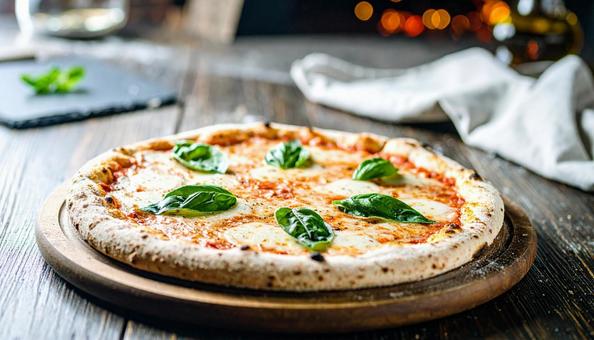 美味しそうな窯焼きピザマルゲリータの写真