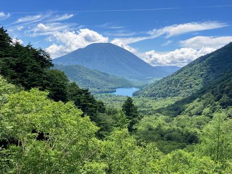 峠の国道から望む湯ノ湖と男体山 峠の国道から望む湯ノ湖と男体山 湯ノ湖,男体山,金精峠の写真素材