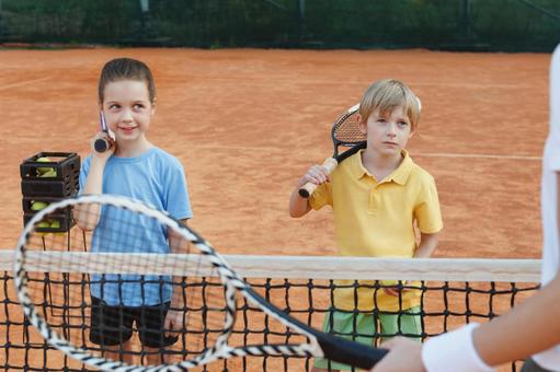 上目づかいで笑顔を浮かべる子供たち 男女,子供,外国人の写真素材